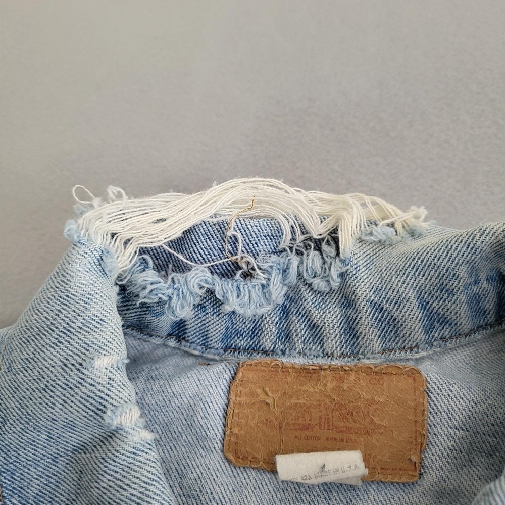 VTG Levi's Denim Blue Jean Trucker Jacket Made In USA Distressed Thrashed - Picture 13 of 13